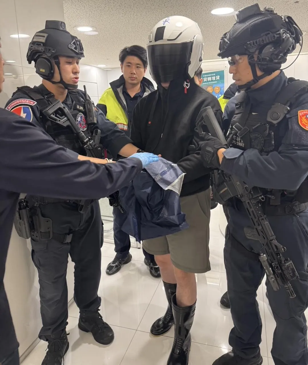嫌犯持槍枝手榴彈搶銀行遭當場逮捕。（圖／翻攝畫面）