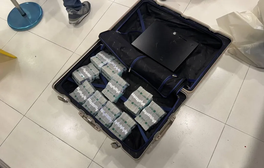 上千萬現金錢磚已被裝入行李箱。（圖／翻攝畫面）