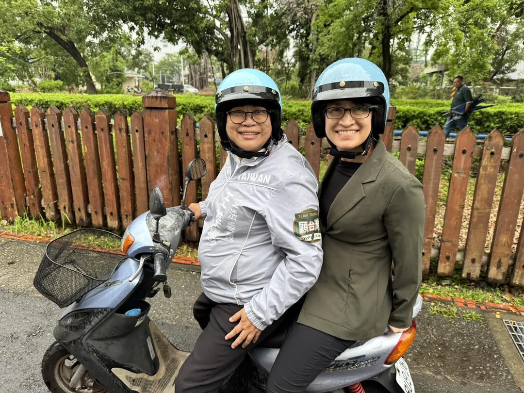 民進黨嘉義市長提名人王美惠騎機車載副總統蕭美琴。（圖／王美惠立委服務處提供）