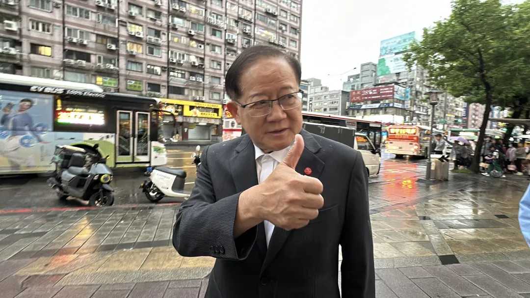陳國恩僅豎起大拇指說「謝謝,台北市警察局很厲害」。(圖/塗豐駿攝)