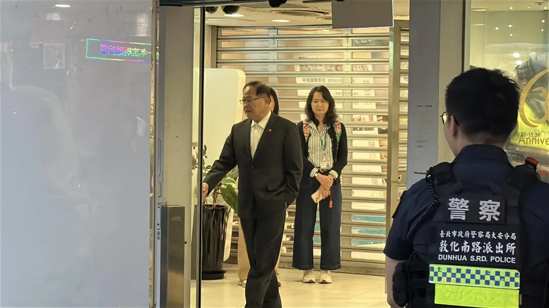 警政署前署長陳國恩前往搶案現場。(圖/塗豐駿攝)