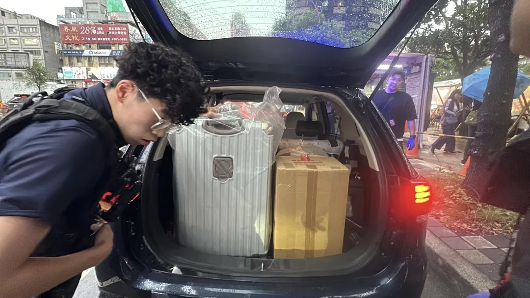 林男拿來裝錢的行李箱遭警方查扣。（圖／翻攝畫面）