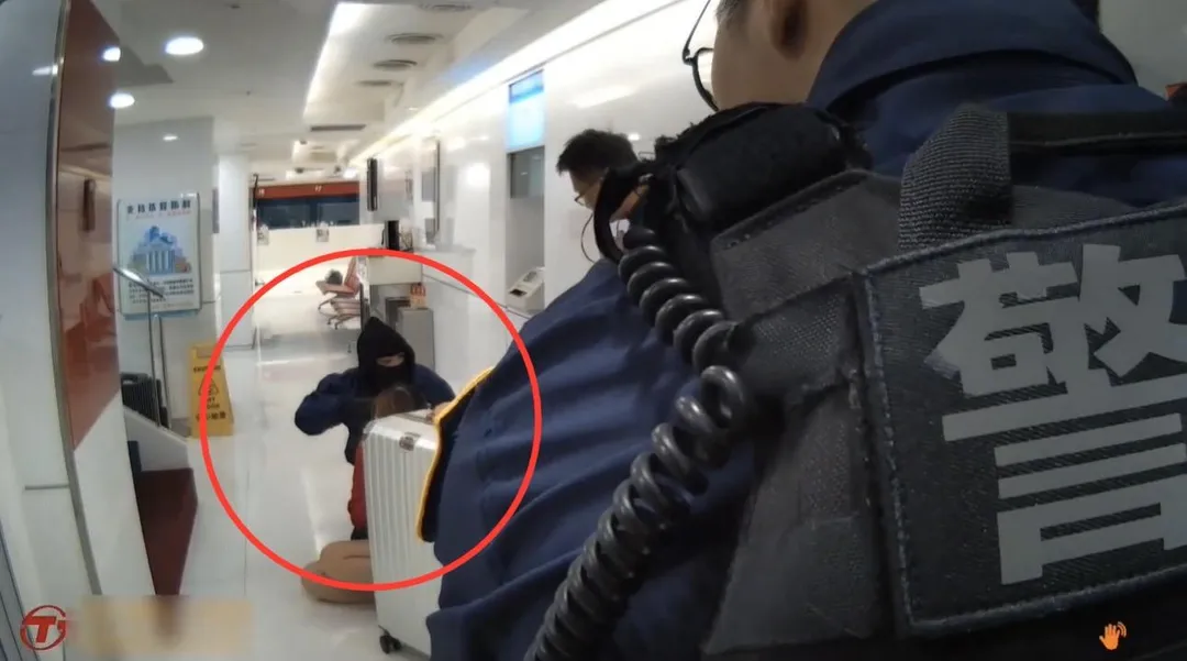林男搶銀行畫面。（圖／翻攝畫面）