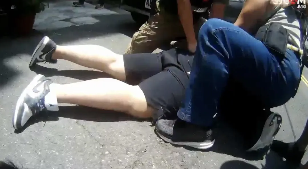 警方壓制逮捕詐團成員。(圖/翻攝畫面)