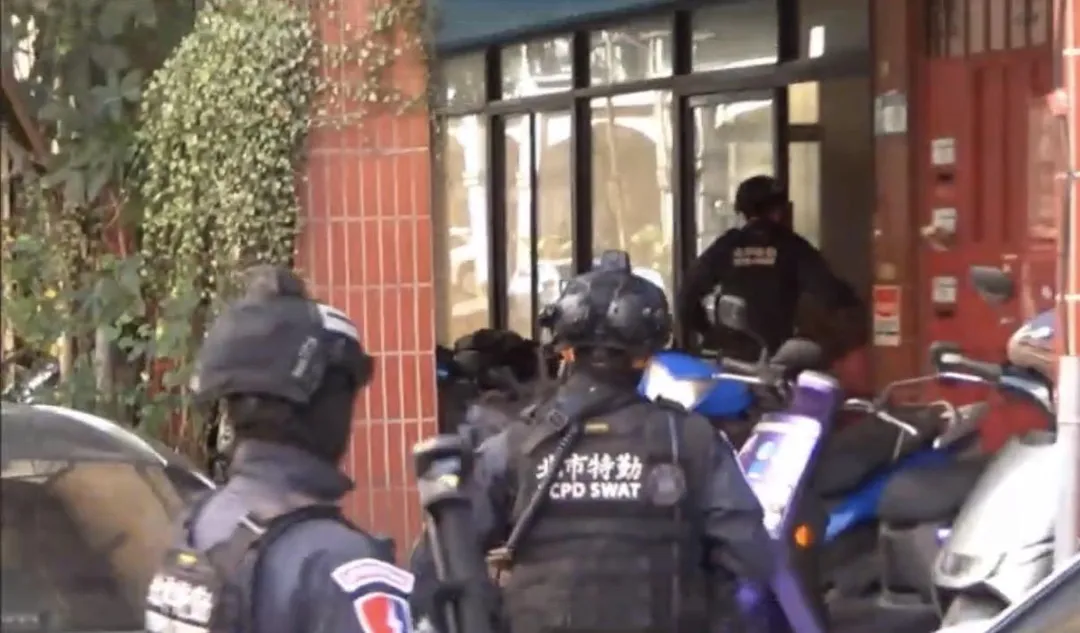 霹靂小組攻堅逮捕詐團成員。(圖/翻攝畫面)