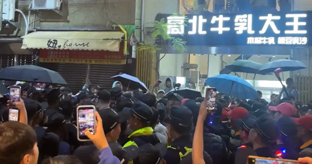 大甲媽祖遶境回鑾，遇黑衣男群叫囂。 （圖／網友7_yucc授權）