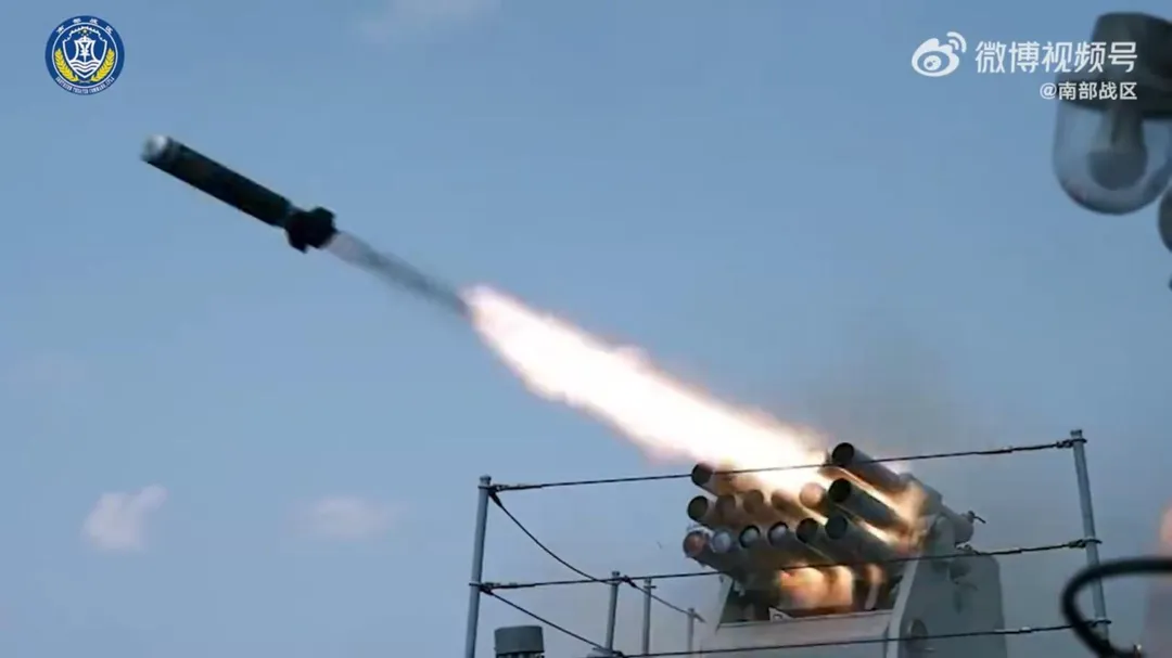 南部戰區艦艇發射艦砲開展實彈射擊。（圖／翻攝微博「南部戰區」）
