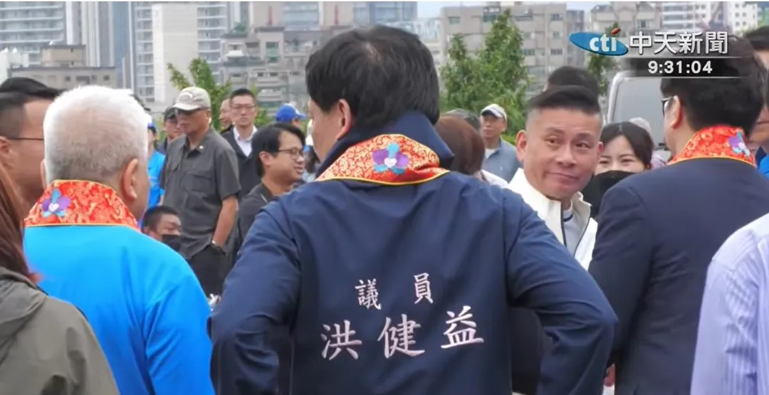 台北市議長戴錫欽和沈伯洋握手。(圖/中天新聞)