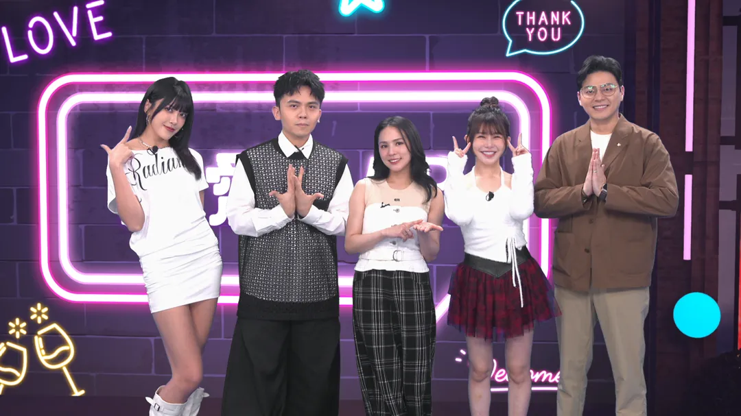 艾莉絲（左起）、黃豪平、熊熊、阿樂、命理師伊森在《戀愛熊天秤》暢聊運勢話題。（圖／《戀愛熊天秤》提供）