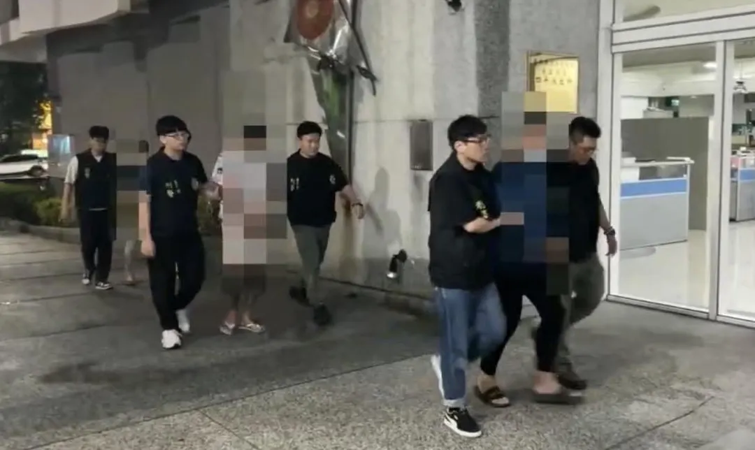 4名嫌犯遭警方攻堅逮獲送辦。（圖／翻攝畫面）