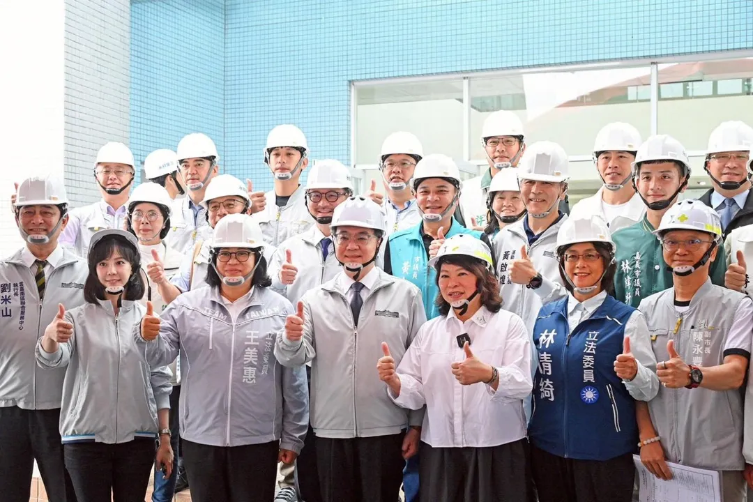 行政院長卓榮泰25日南下嘉義市視察即將完工的「嘉義市西區全民運動館」。（圖／翻攝卓榮泰臉書）
