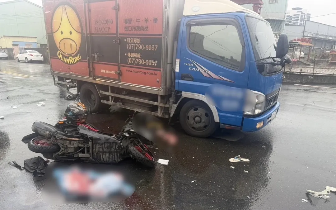 一名騎士受困車底頭部受創昏迷。（圖／翻攝畫面）