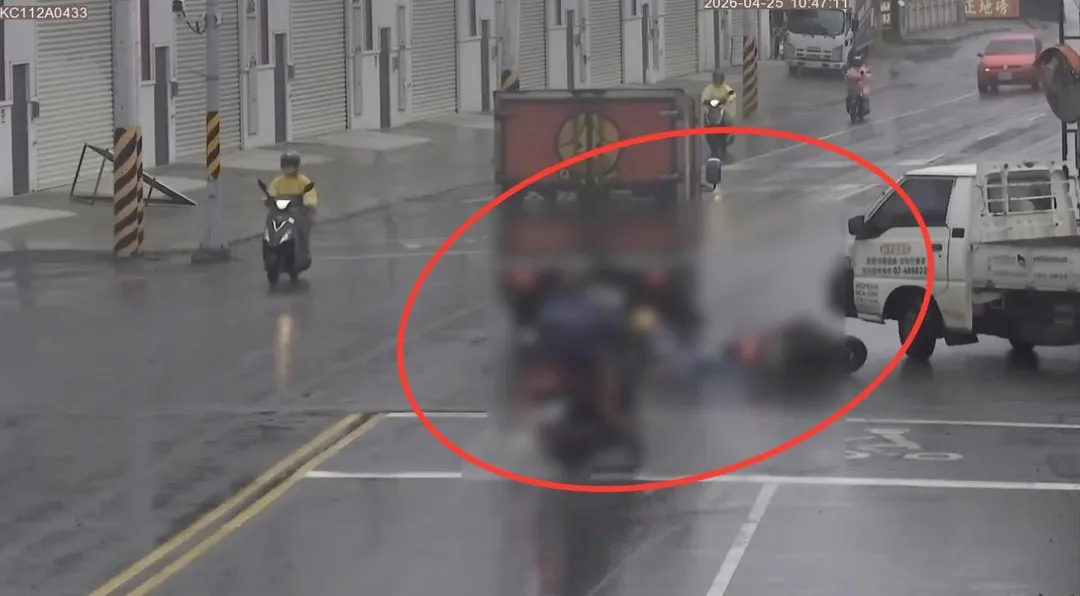 貨車在路口導致2機車煞車不及打滑。（圖／翻攝畫面）