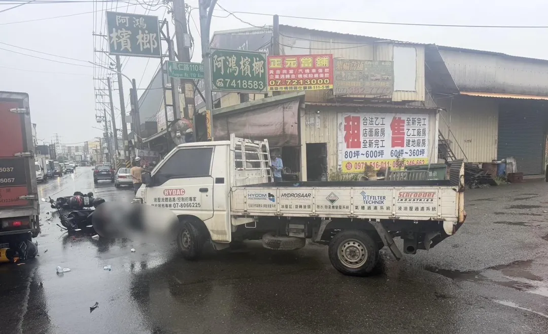 疑似小貨車紅燈右轉釀禍。（圖／翻攝畫面）