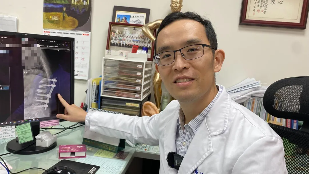 員榮醫療體系員榮醫院中醫部呂彥璋醫師,解說患者的病情。(圖/員榮醫院)