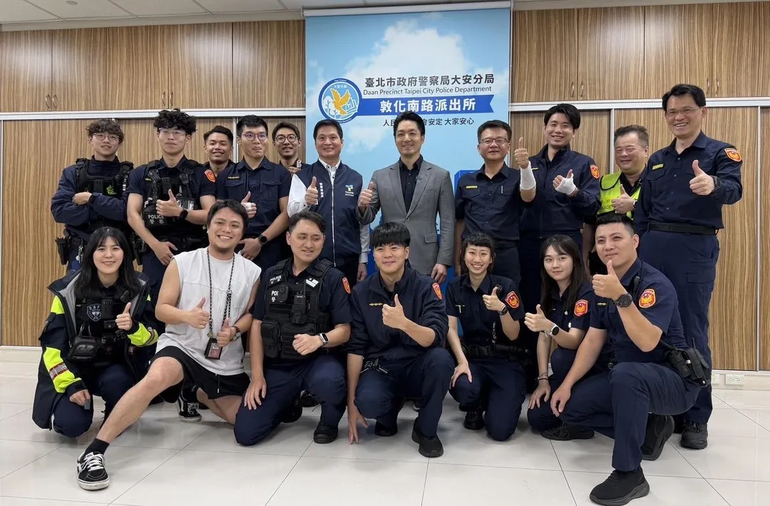台北市長蔣萬安赴敦南所慰問員警。(圖/翻攝畫面)