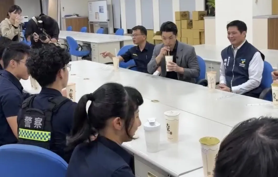 蔣萬安與員警喝珍奶話家常。(圖/翻攝畫面)