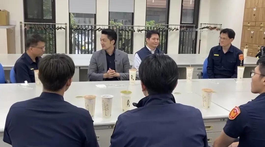 蔣萬安大讚所長呂政隆很英勇。(圖/翻攝畫面)