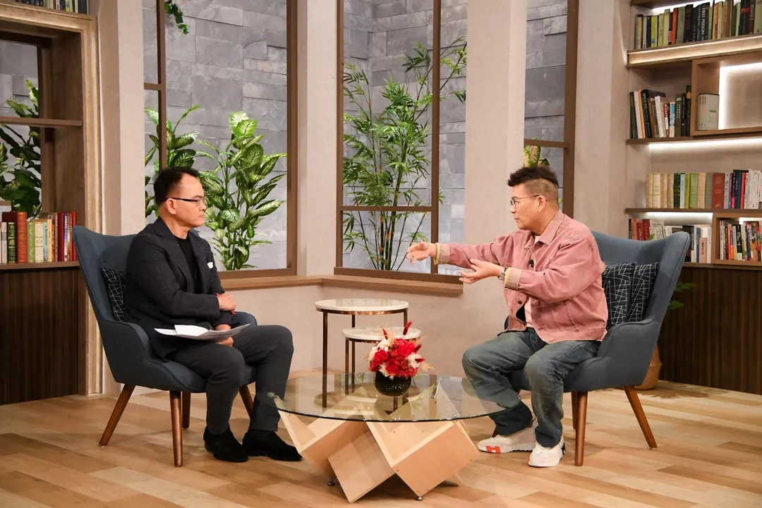 沈玉琳（右）接受主持人鄭弘儀專訪。（圖／三立提供）