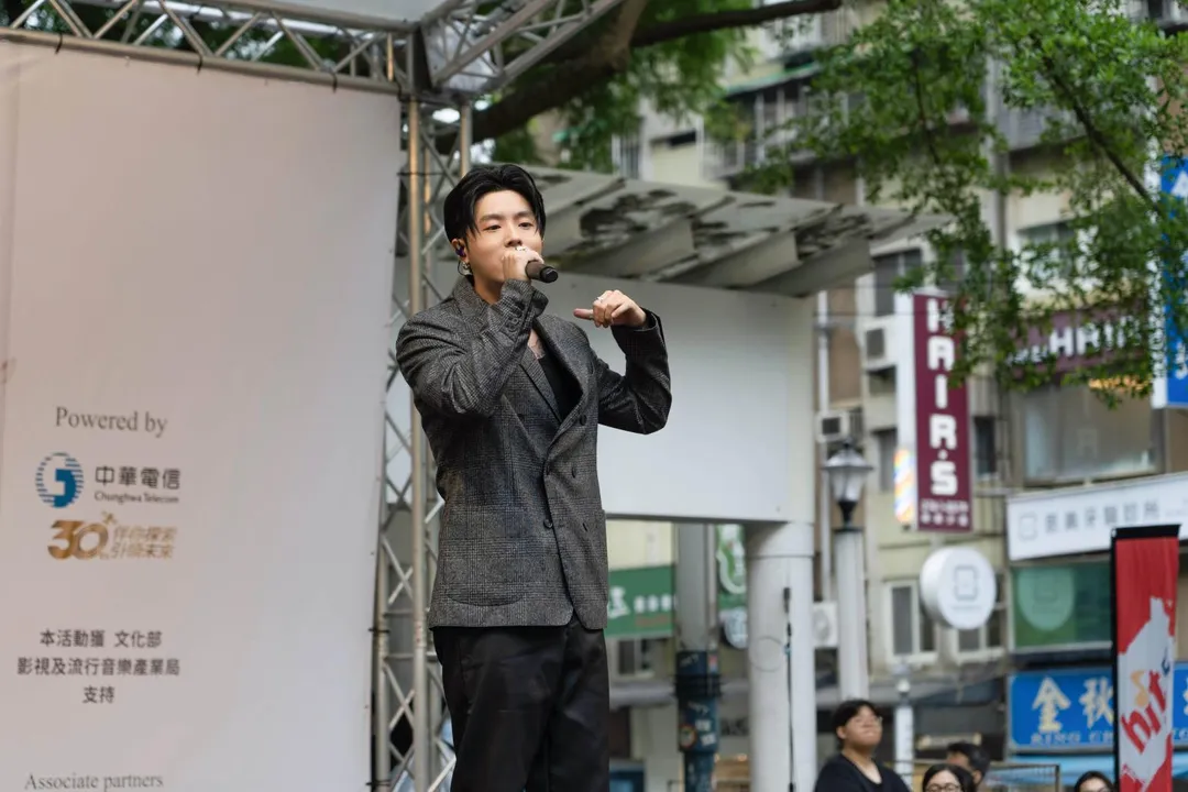 HowZ在搶票會演唱〈Real nice〉、〈大說謊家〉讓歌迷一飽耳福。（圖／Hit Fm聯播網提供）