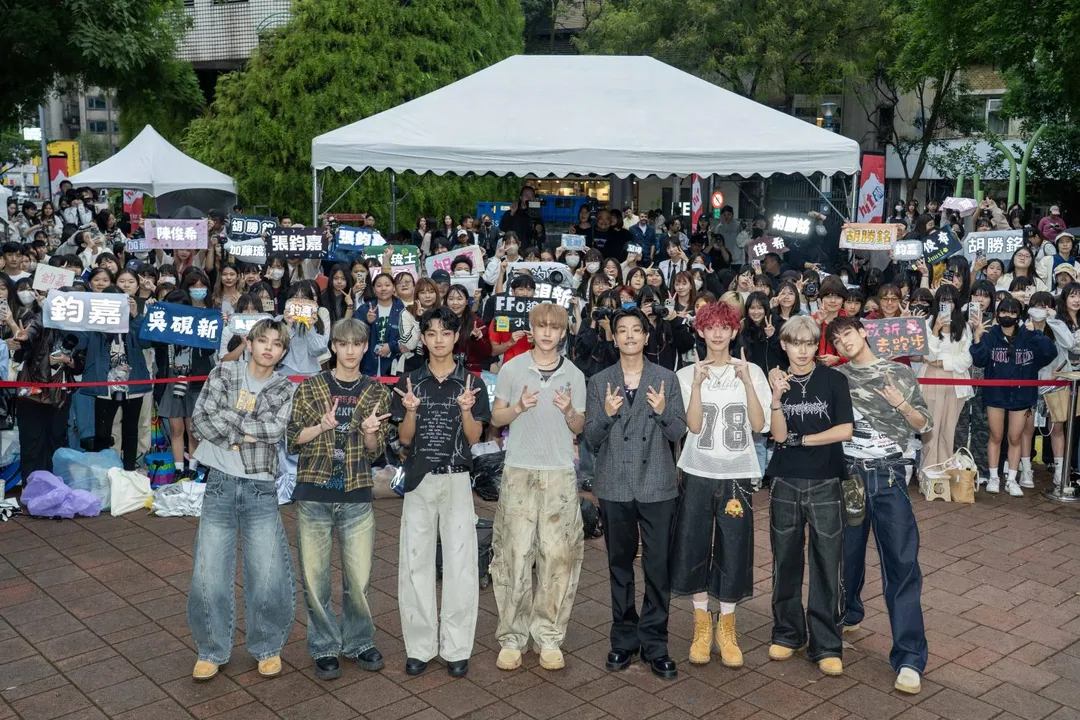 HowZ（右4）與F.F.O 25日與《2026 hito流行音樂獎頒獎典禮》搶票會觀眾合照。（圖／Hit Fm聯播網提供）