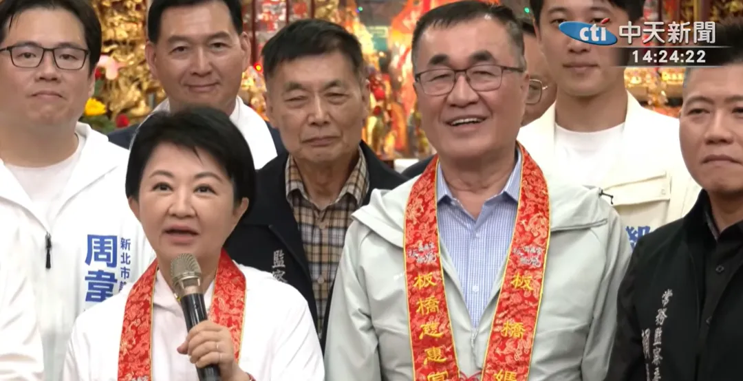 上週末盧秀燕幫李四川站台，李四川因選舉技巧不足沒穿競選背心，直說會改進。（圖／資料照片）