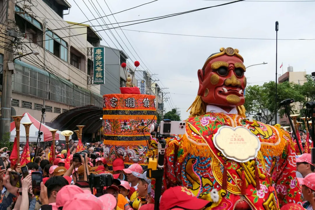 大甲鎮瀾宮、北港朝天宮、梧棲浩天宮三尊媽祖神轎意外於龍井分駐所前「世紀同框」。（圖／大甲鎮瀾宮提供）