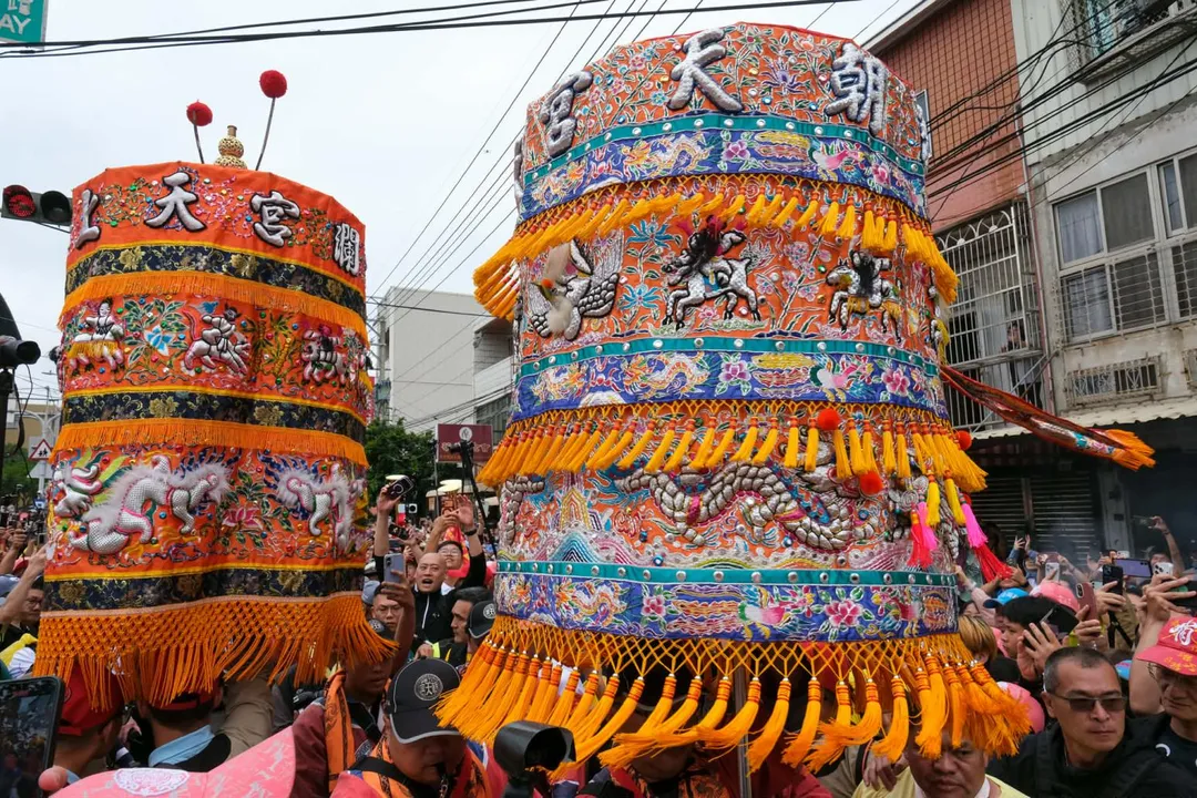 大甲鎮瀾宮、北港朝天宮、梧棲浩天宮三尊媽祖神轎意外於龍井分駐所前「世紀同框」。（圖／大甲鎮瀾宮提供）