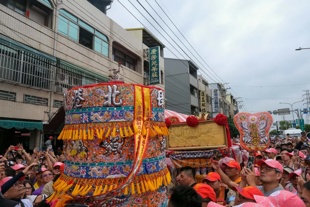 大甲鎮瀾宮、北港朝天宮、梧棲浩天宮三尊媽祖神轎意外於龍井分駐所前「世紀同框」。（圖／大甲鎮瀾宮提供）