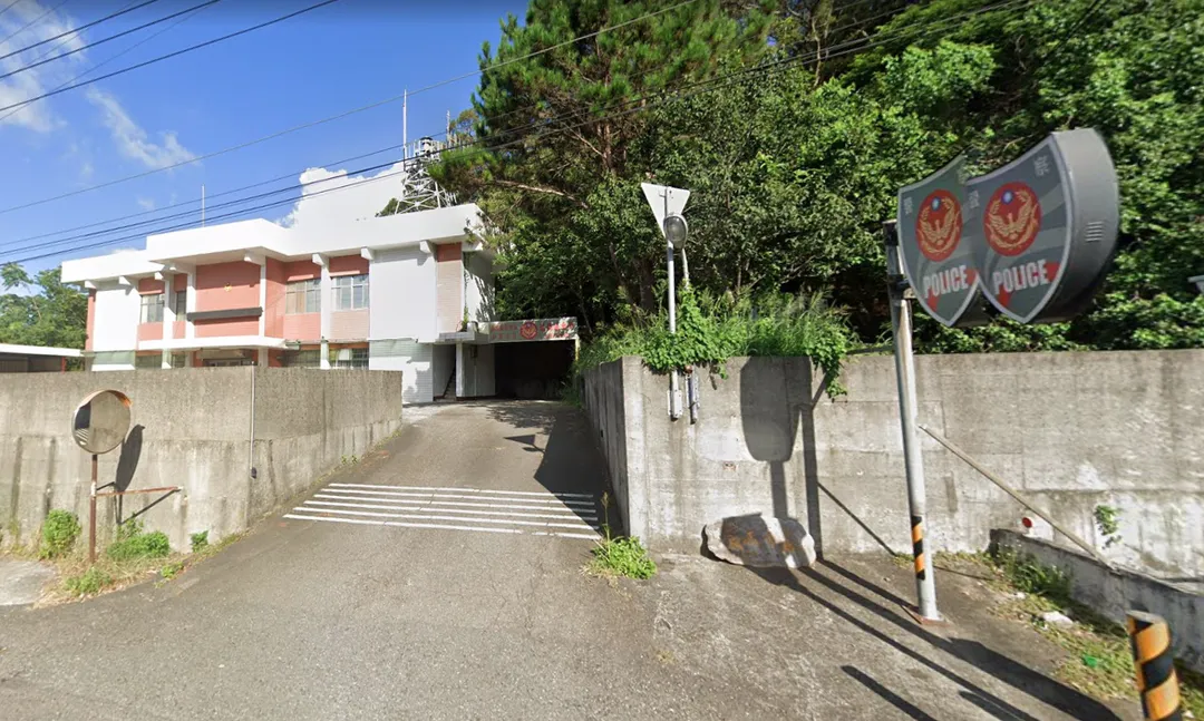 苗栗縣警察局苗栗分局龍騰派出所巡佐兼所長潘韋頌於甘肅省旅遊期間,在甘南州風景區搭乘電動車時發生翻覆事故,造成多人傷亡。(圖/翻攝自Google街景圖)