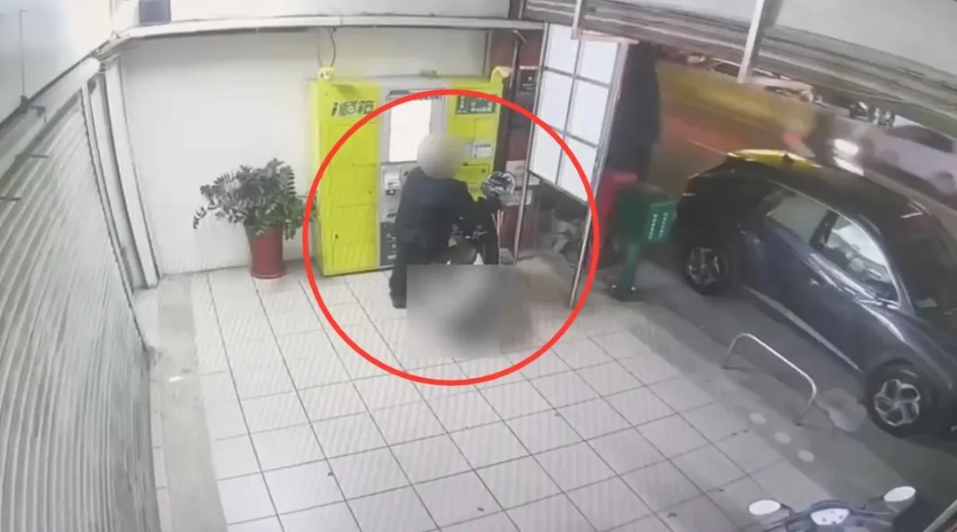 警方調閱監視器發現嫌犯提領贓款。（圖／翻攝畫面）