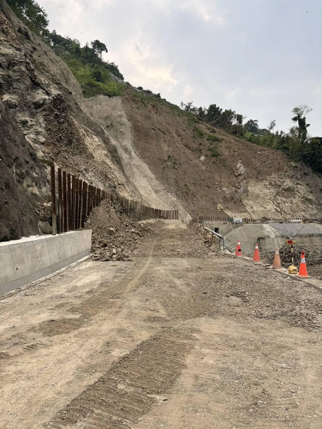 南投縣仁愛鄉投89線力行產業道路日前才搶通完畢！沒想到25日再度發生坍方。（圖／力行村長白明惠提供）
