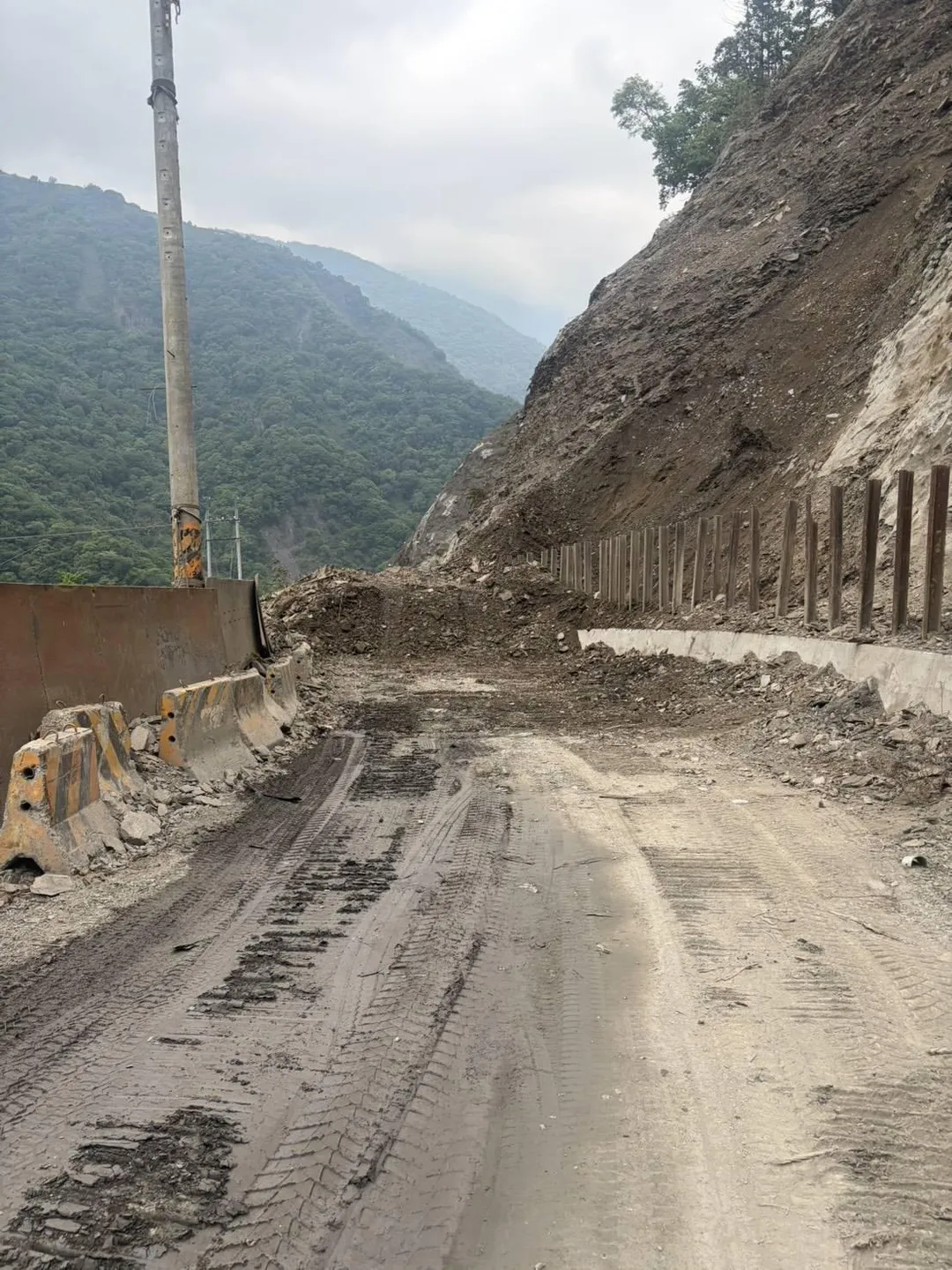 南投縣仁愛鄉投89線力行產業道路日前才搶通完畢！沒想到25日再度發生坍方。（圖／力行村長白明惠提供）
