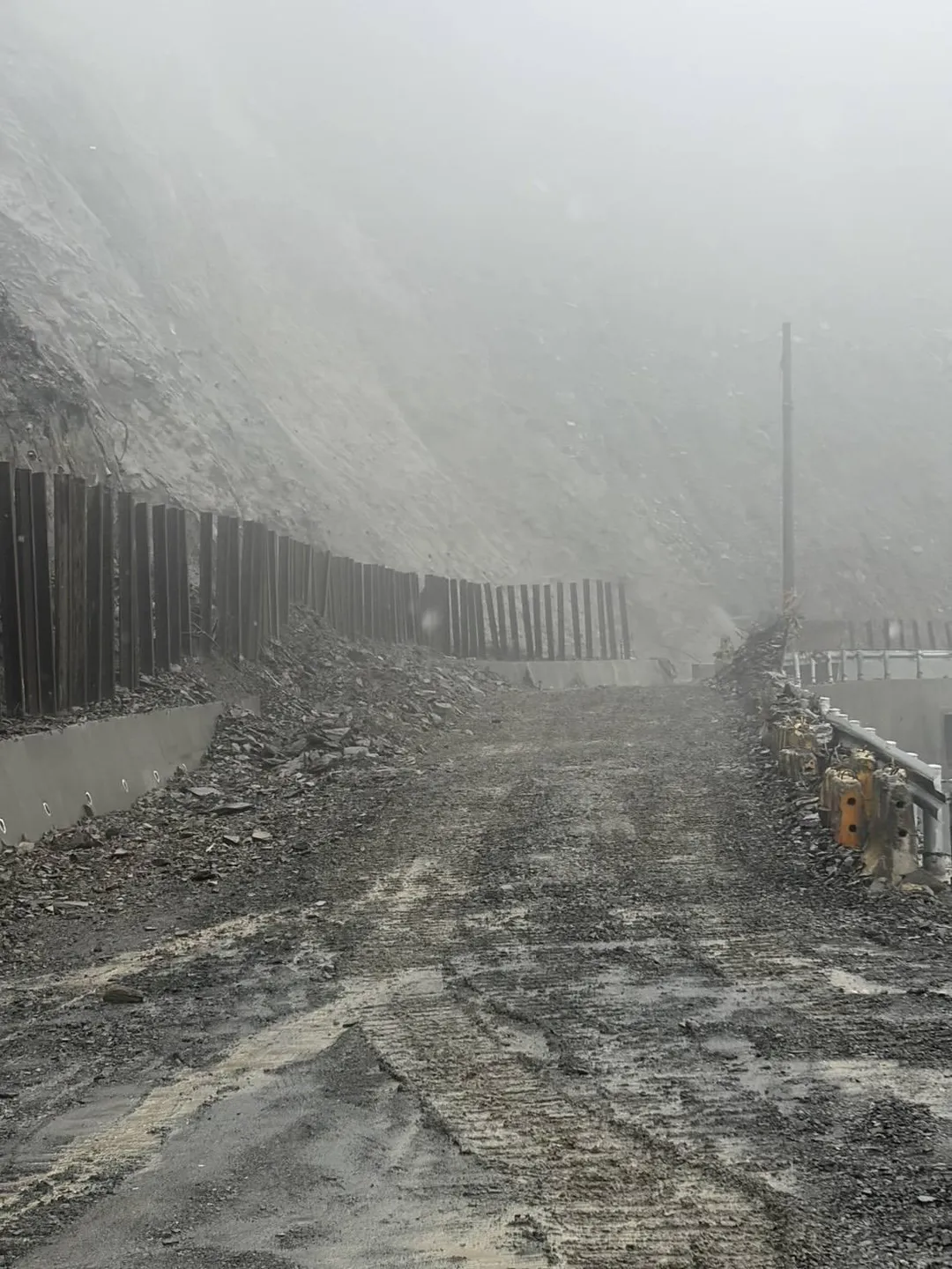 南投縣仁愛鄉投89線力行產業道路日前才搶通完畢！沒想到25日再度發生坍方。（圖／力行村長白明惠提供）