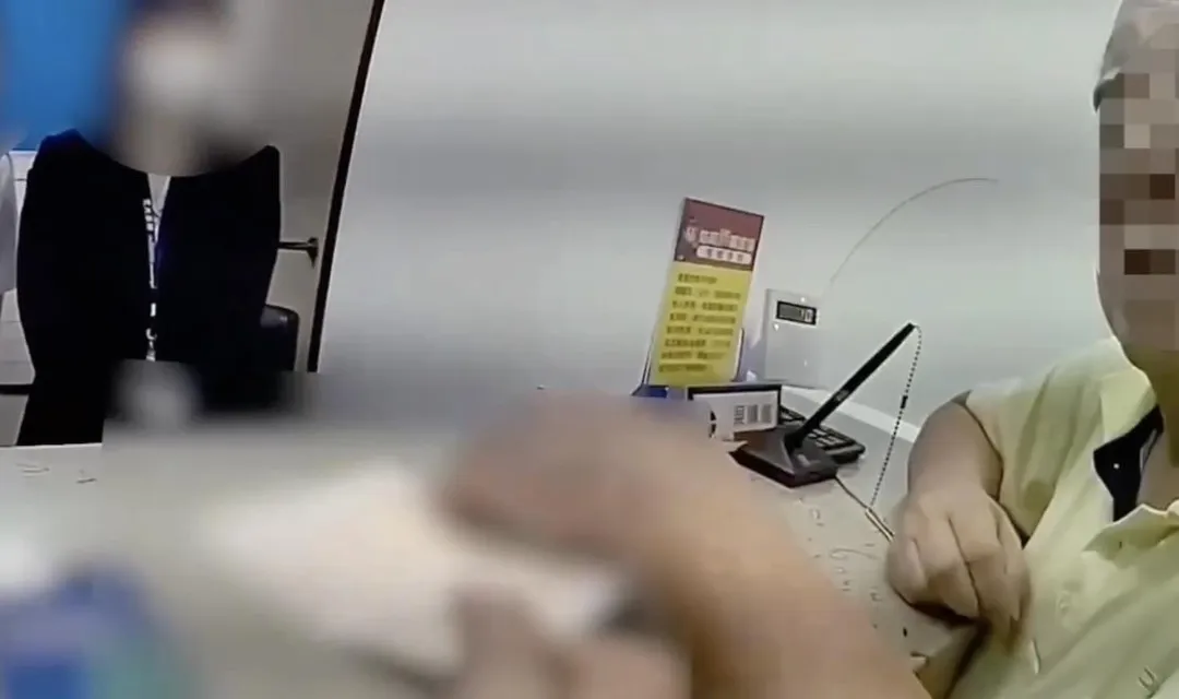 老翁遇上愛情詐騙行員與員警及時勸阻匯款。（圖／翻攝畫面）