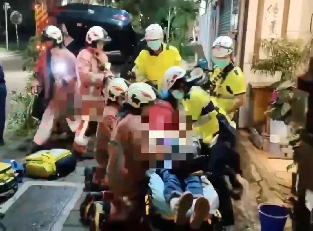 警消搶救傷患畫面。(圖/翻攝畫面)