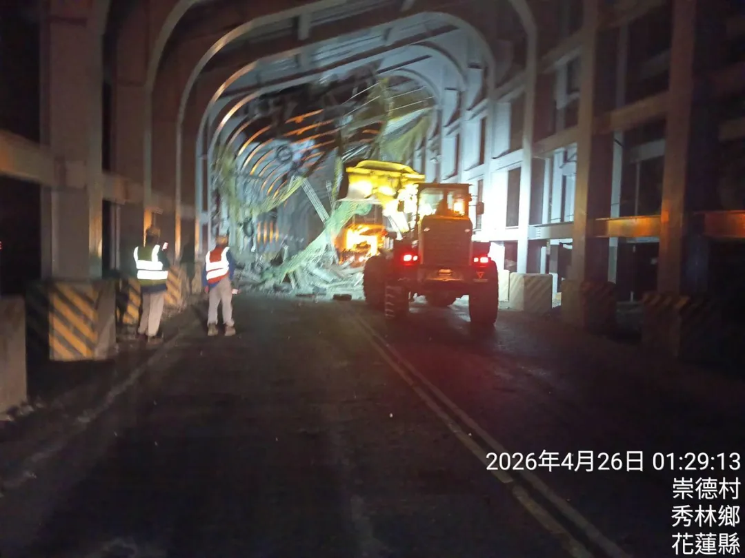 公路局派人員、機具搶修，凌晨2時20分開放通行。（圖／公路局提供）