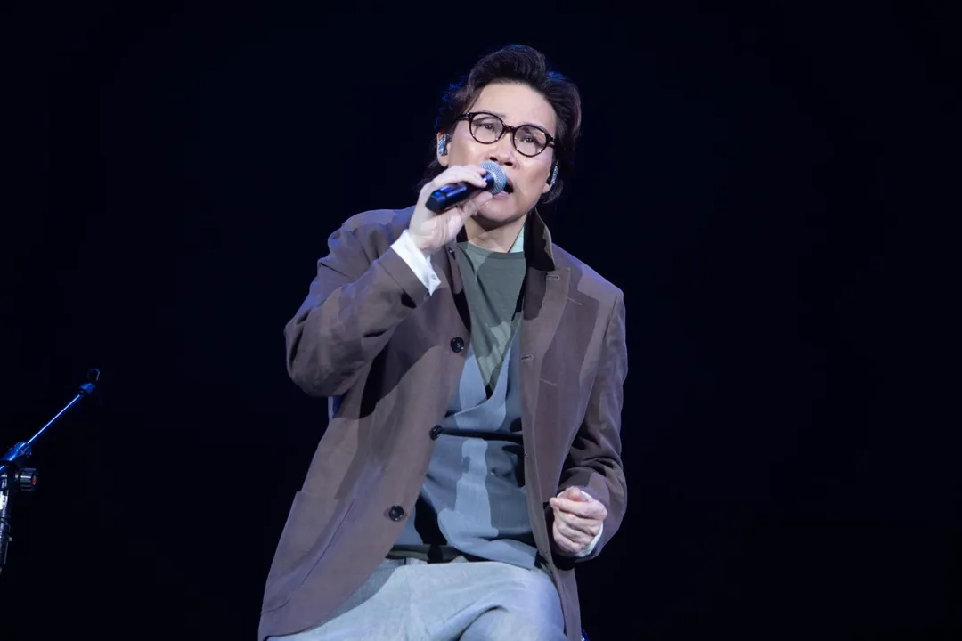 蘇永康演唱〈相遇太早〉隔空喊話周蕙，展現深厚兄妹情誼。（圖／遠傳電信、D-SHOW提供）