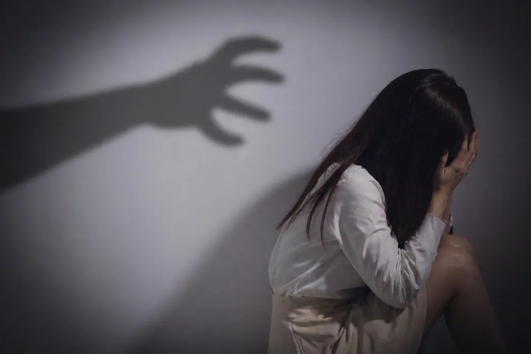 美國驚傳華裔醫師侵害女病患事件。(示意圖/AI生成)
