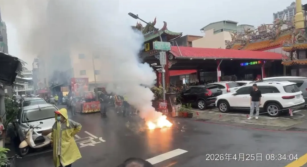 高雄市鹽埕區某宮廟於25日舉辦建宮百週年遶境活動,造成當地居民噪音空污困擾。(圖/翻攝自臉書高雄市政府環保局)