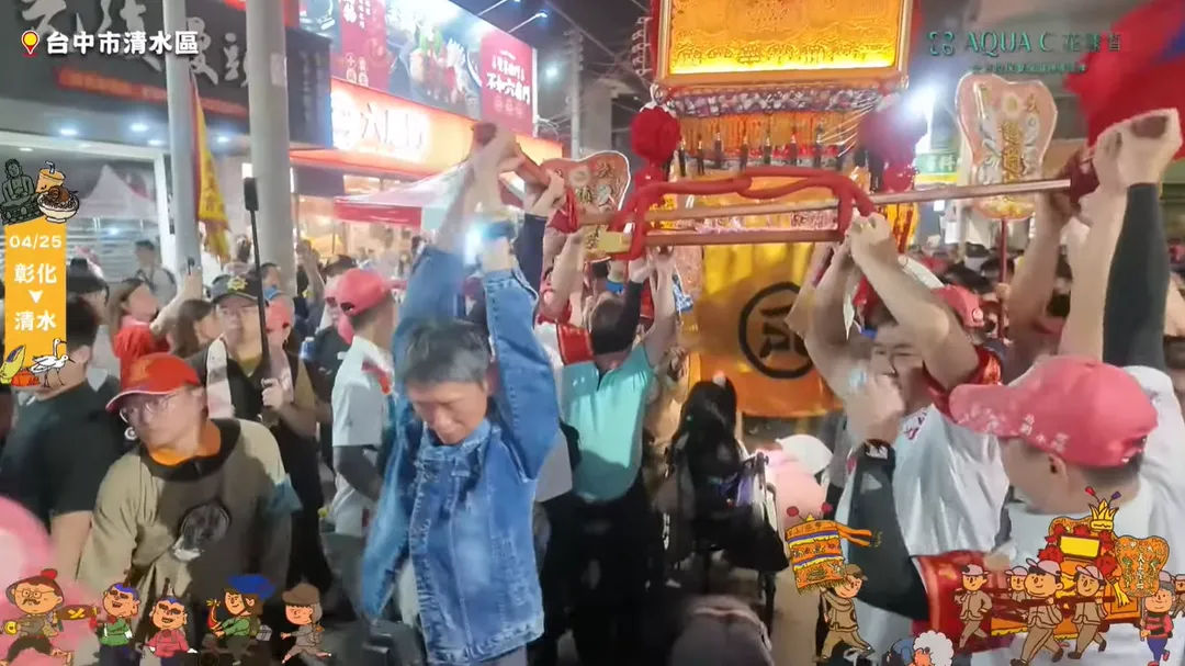 一名母親帶坐輪椅的女兒祈求大甲媽保佑。（圖／翻攝自大甲鎮瀾宮YT）