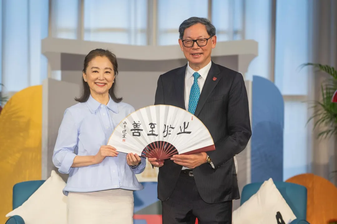 林青霞（左）25日現身香港中文大學崇基學院，擔任演講嘉賓。（圖／翻攝自崇基學院 Chung Chi College, CUHK臉書）