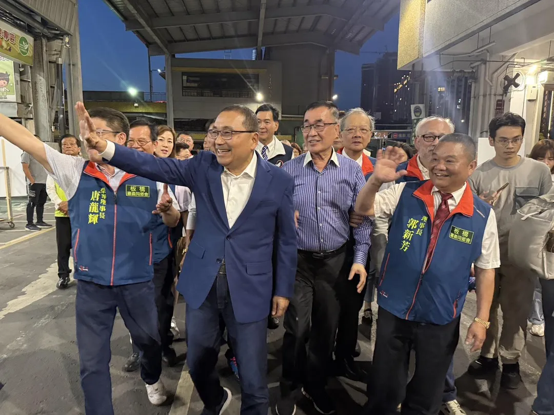 李四川與侯友宜共同出席板橋嘉義同鄉會餐會，受到滿場嘉義鄉親熱情歡迎。（圖／李四川競辦提供）