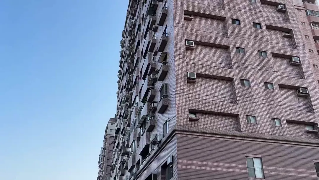 附近的住宅大樓也遭影響停電，幾百戶受害。（圖／中天新聞）