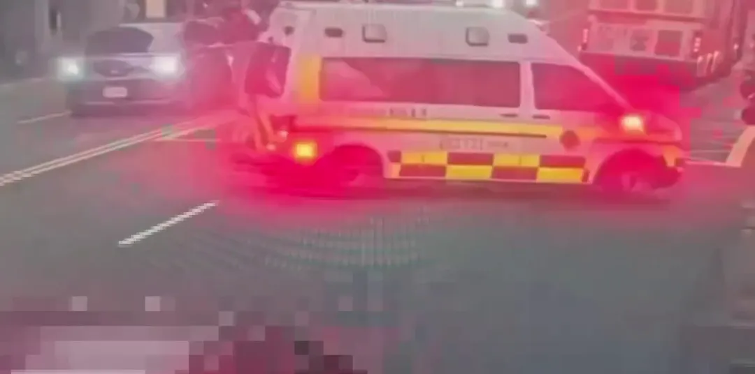 公車司機被送醫。（圖／警方提供）