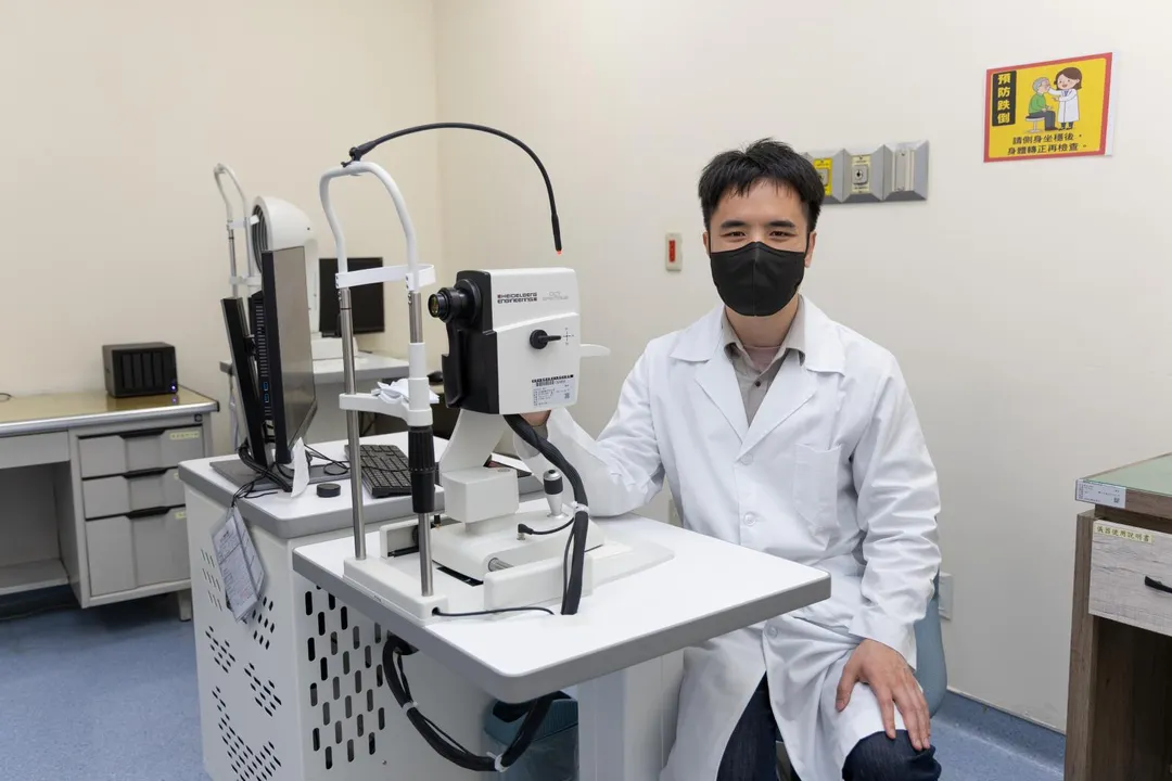 進行新型光學同調斷層掃描後發現個案左眼有一個巨大的黃斑部圓孔（圓孔已達1600微米）。（圖／童綜合醫院）