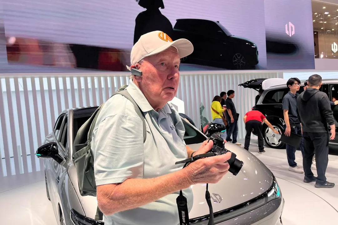 77歲的紐西蘭退休族科德爾參觀北京車展。（圖／路透社）