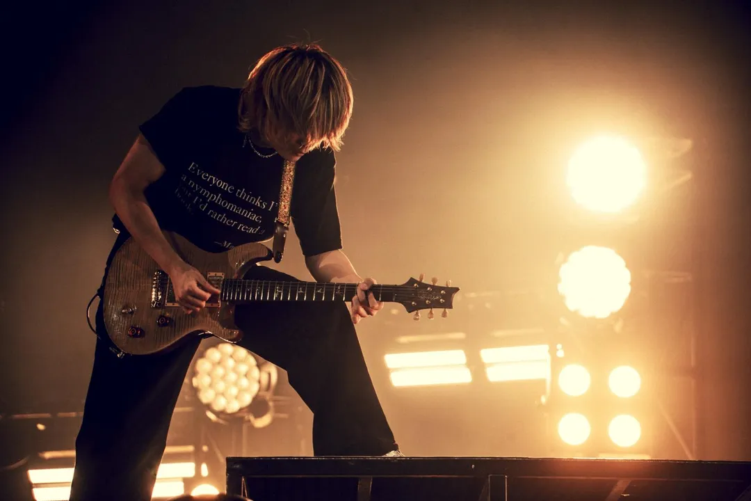 吉他手Toru在〈C.U.R.I.O.S.I.T.Y.〉時，驚喜帶來饒舌段落。（圖/KKLIVE 提供；Masahiro Yamada 攝）
