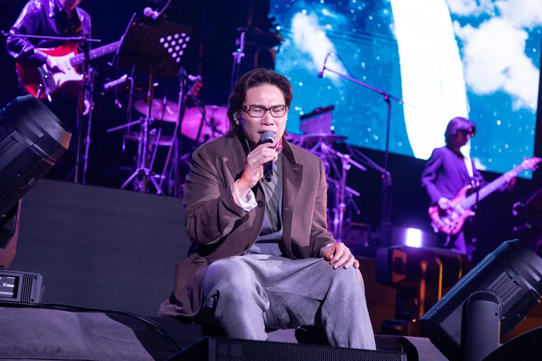 蘇永康演唱〈男人不該讓女人流淚〉時,掀起全場大合唱。(圖/遠傳電信、D-SHOW 提供)