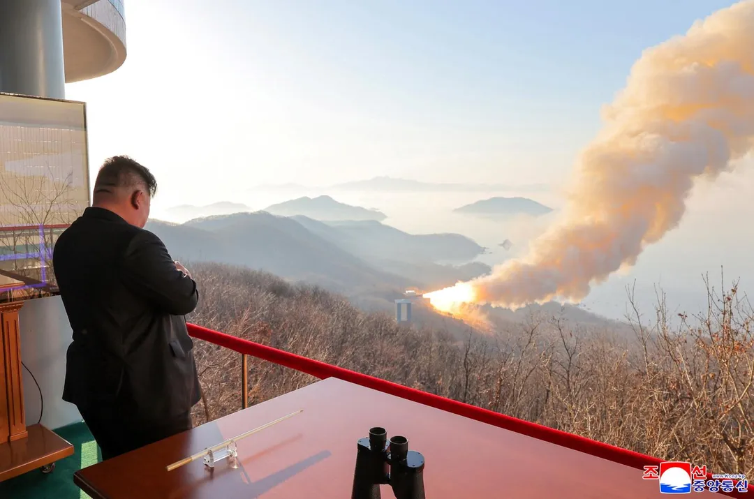 3月29日，金正恩視察一具升級版固體燃料火箭發動機的地面測試。（圖／路透社）
